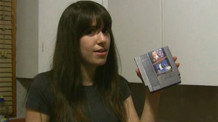 Dziewczyna próbuje uszkodzić kartridż do NES’a [wideo] 1