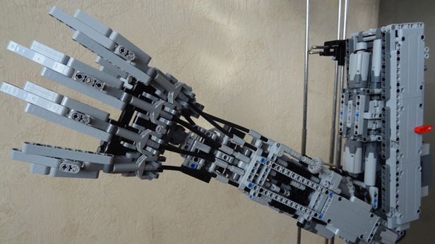 Wideo dnia: Polak zbudował protezę ręki z LEGO. Zobaczcie, co potrafi! 1