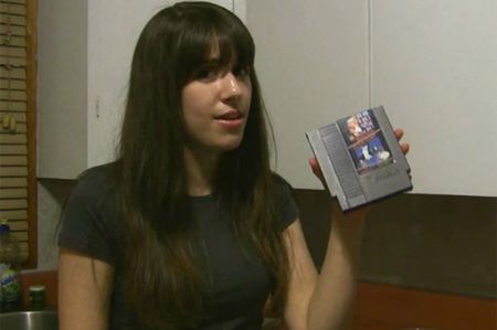 Dziewczyna próbuje uszkodzić kartridż do NES’a [wideo]