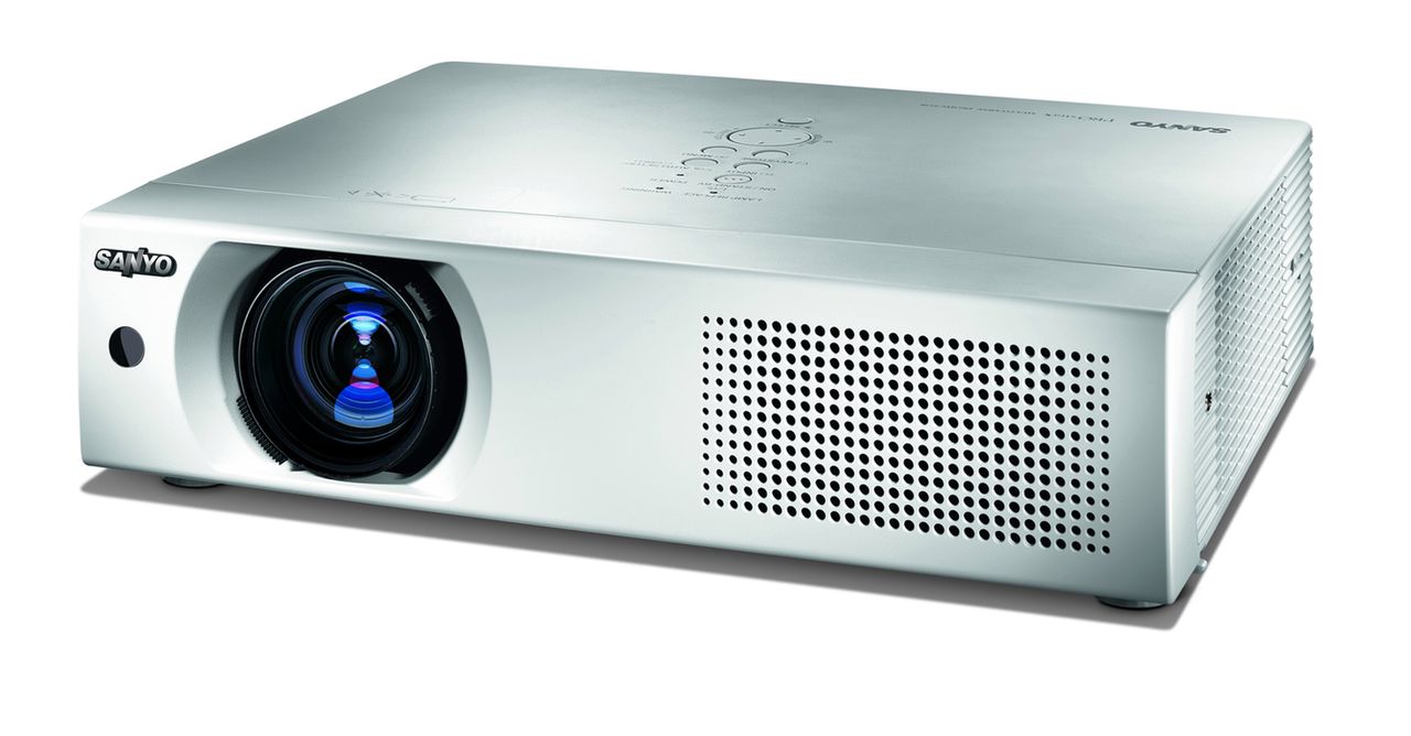 Bardzo lekki projektor Sanyo PLC-XU106  z funkcjami Keyston Correction i Easy Setup