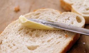 Sprawdzamy, czy masło jest lepsze do smarowania niż margaryna