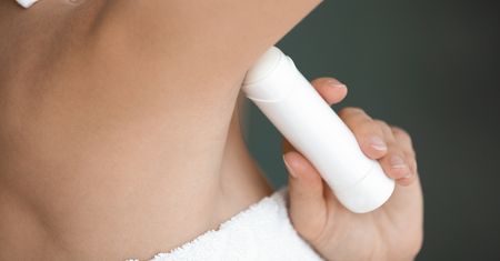 Większość popełnia błąd. Wtedy antyperspirant nie działa