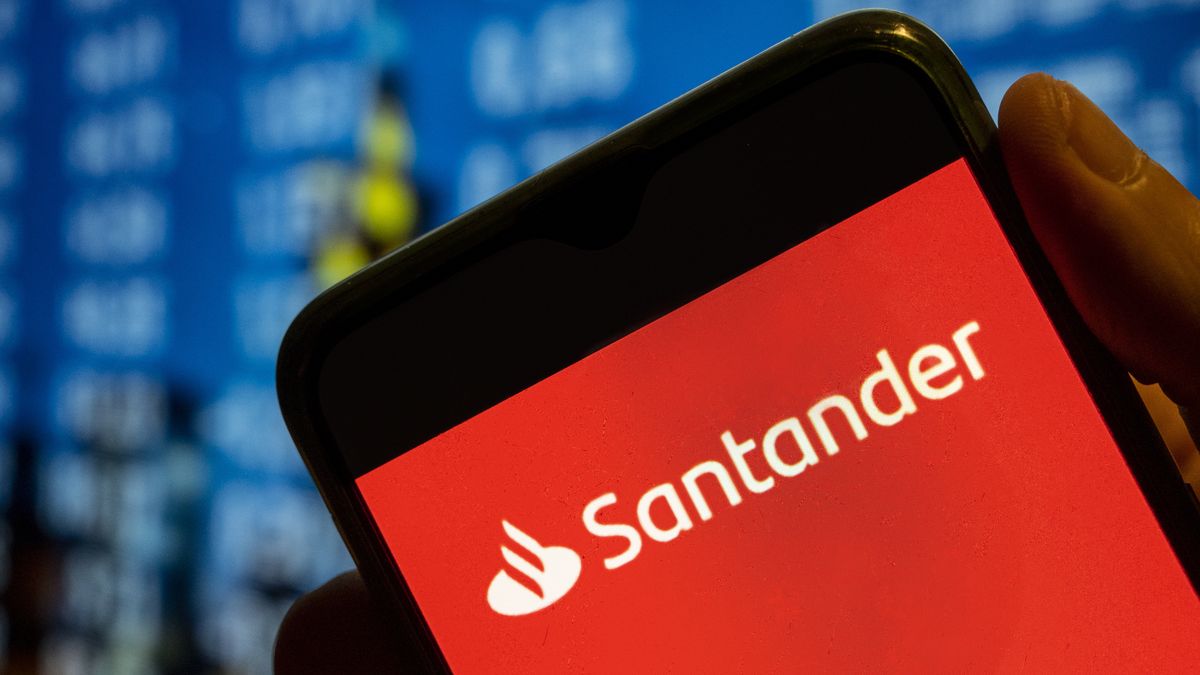 CHINA - 2022/07/25: In this photo illustration, the Spanish multinational commercial bank and financial services Santander logo is displayed on a smartphone screen. (Photo Illustration by Budrul Chukrut/SOPA Images/LightRocket via Getty Images)