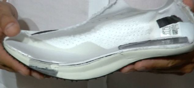 Tak wyglądają buty z karbonową wkładką. Pokazał je na antenie TVP Sport Marek Plawgo