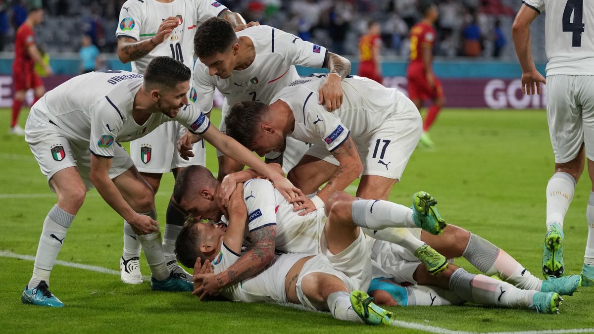 piłkarze reprezentacji Włoch cieszą się z gola