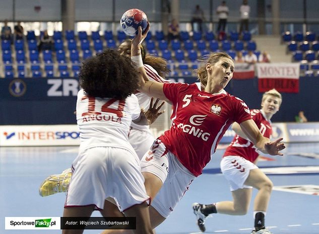 Iwona Niedźwiedź w akcji w meczu z Angolą