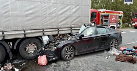 Mysłowice: Skoda wbiła się w naczepę ciężarówki. Ciężko ranny 27-latek trafił do szpitala