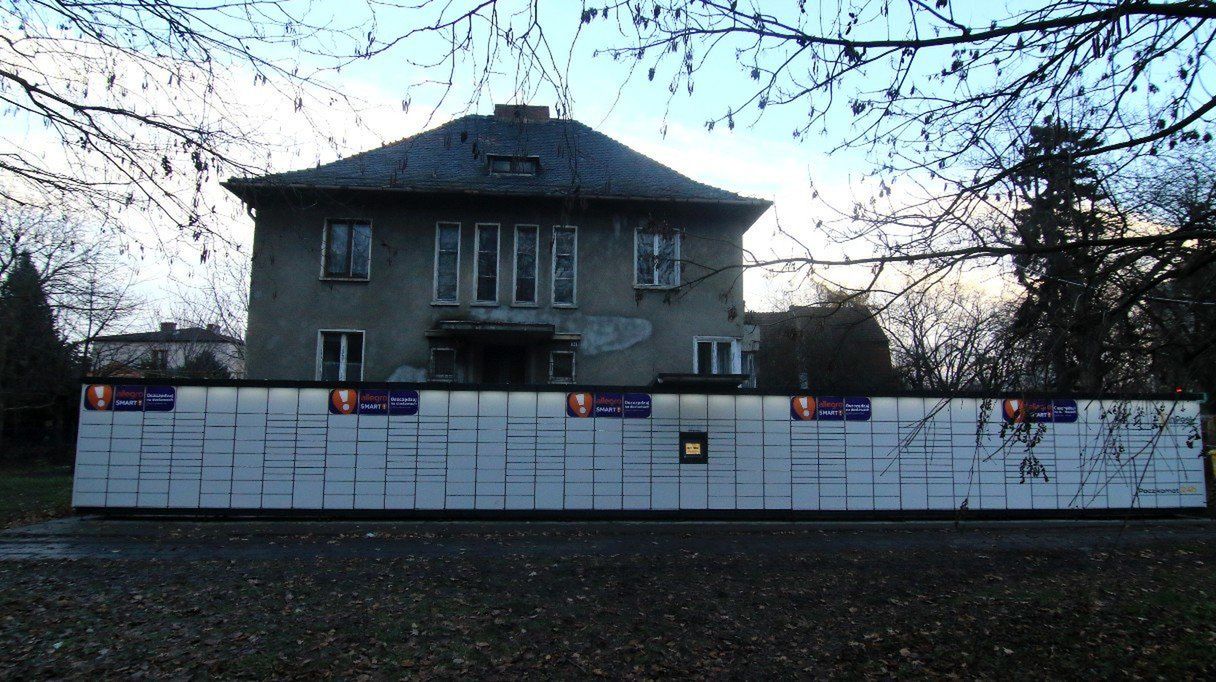 Willę przy ul. Olszewskiego, m.in. z narożnym oknem, zasłonił kilka lat temu ogromny, 12-metrowy paczkomat Inpostu.