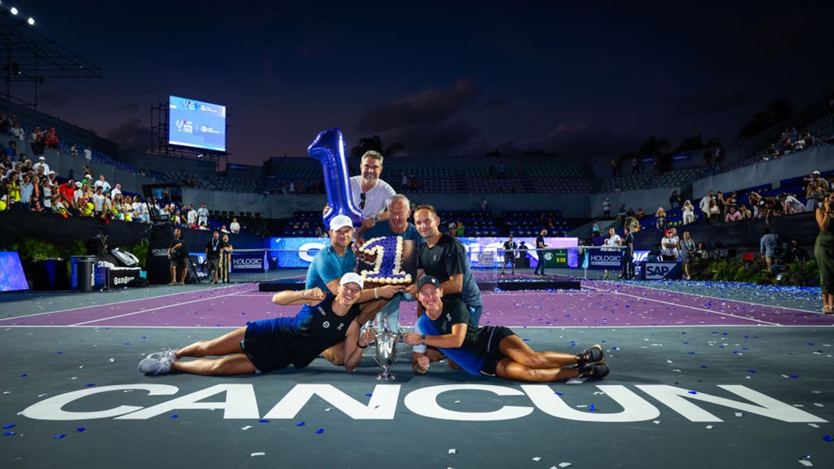 Getty Images / Robert Prange / Na zdjęciu: Iga Świątek i jej sztab po triumfie w WTA Finals 2023