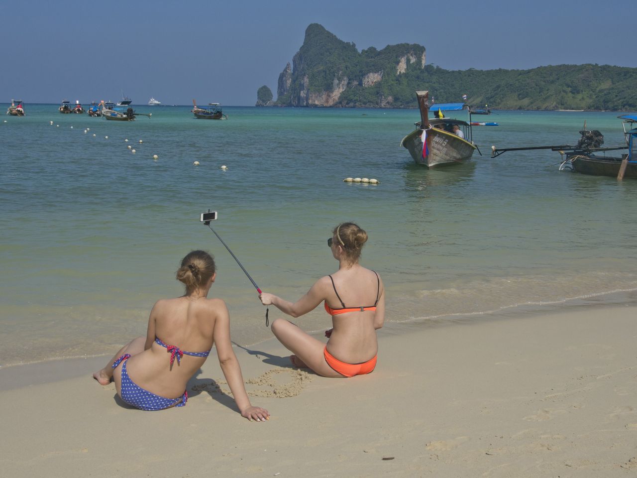 Krwawe starcia w wakacyjnym raju. Polak mówi, jak sytuacja na wyspach