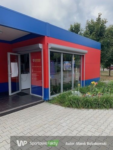Sklepik klubowy Piasta Gliwice jeszcze pusty. Tuż przed meczem z BATE z pewnością będą pełne ręce roboty.
