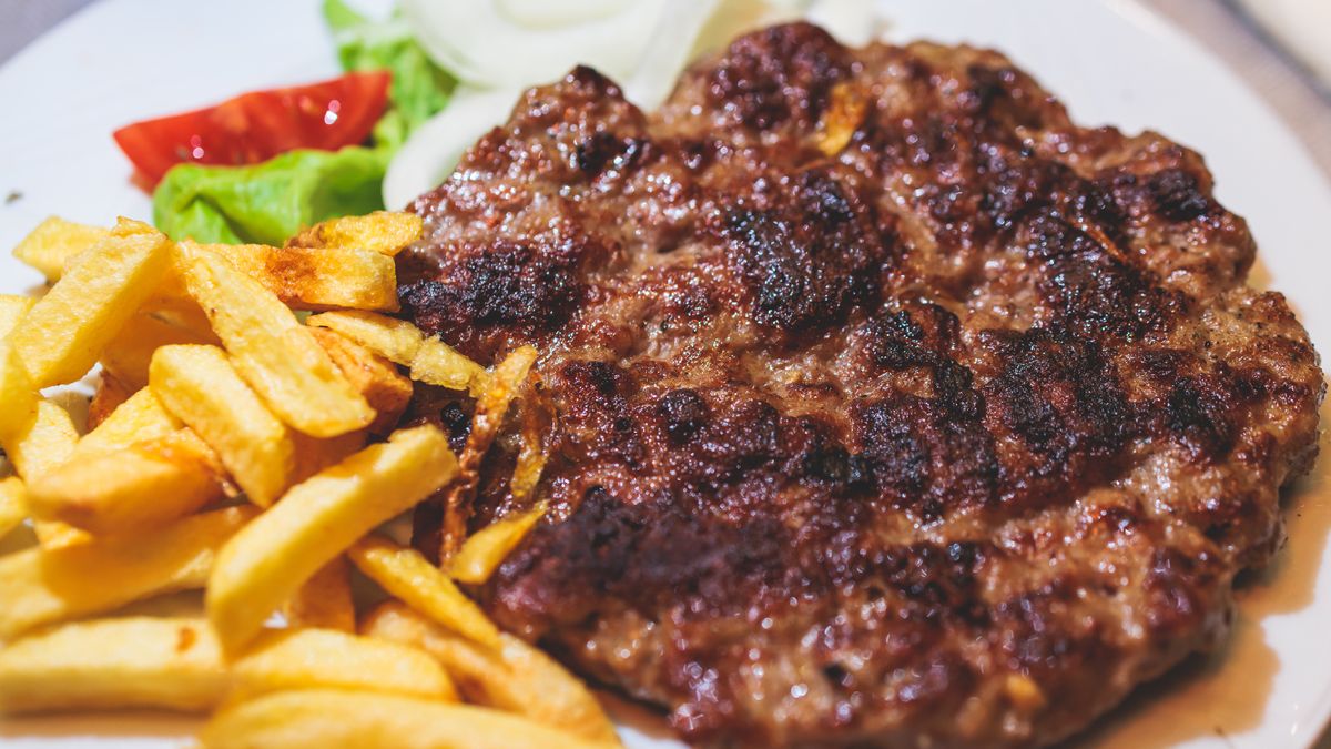 Pljeskavica to jedno z najpopularniejszych dań kuchni serbskiej