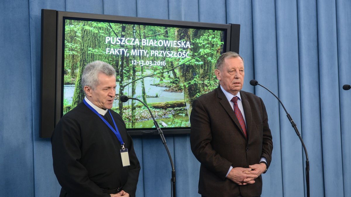 Minister środowiska Jan Szyszko i o. Zdzisław Klafka podczas konferencji pt. "Puszcza Białowieska - mity, fakty i przyszłość"