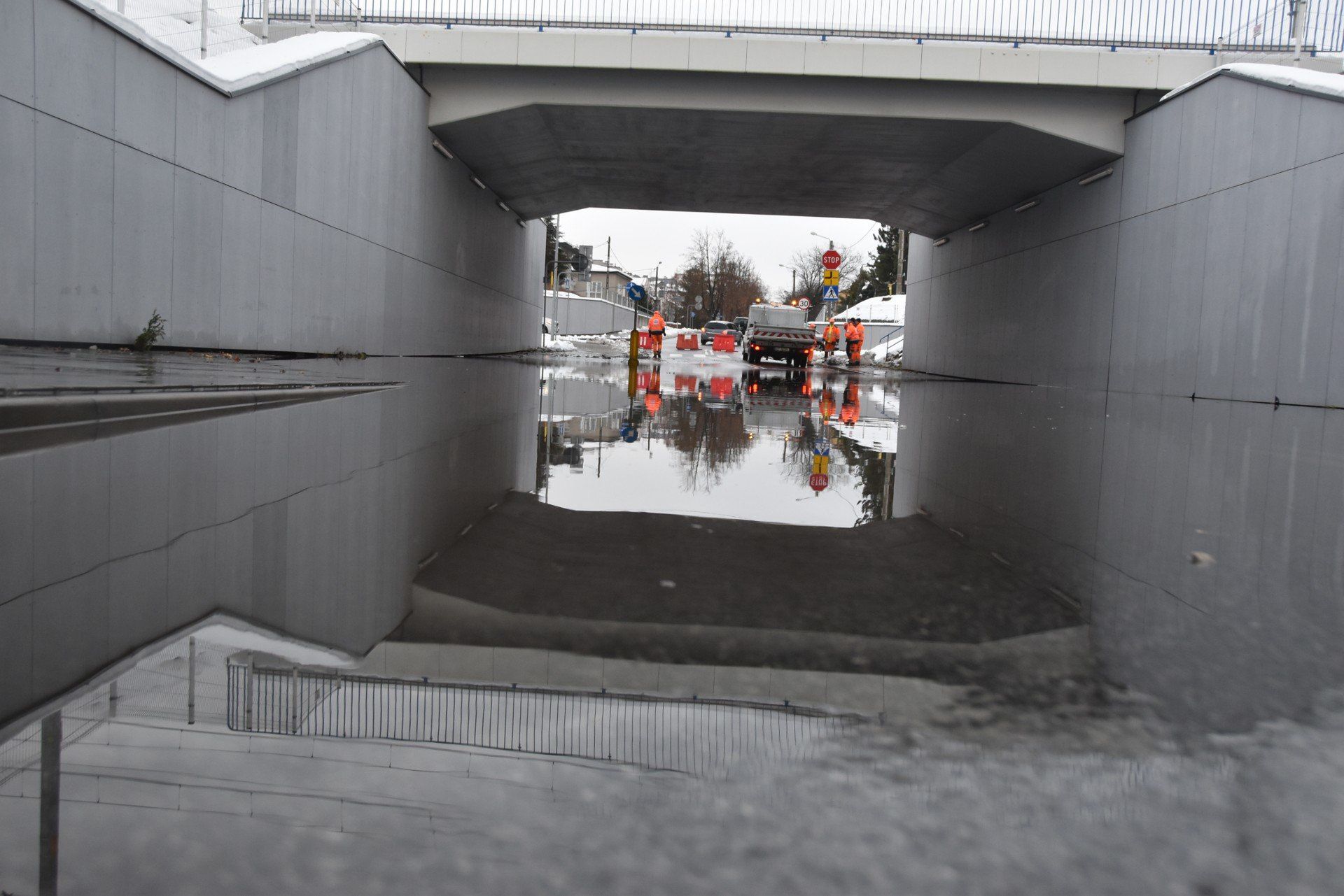 Spływająca z ulic woda z roztopów zalała drogę pod wiaduktem przy al. Tarnowskich w Tarnowie. Przejazd w tym miejscu zamknięto