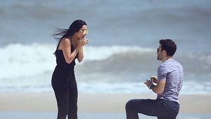 Romantyczna ceremonia nad oceanem. Piłkarz La Liga zaręczył się z długowłosą brunetką