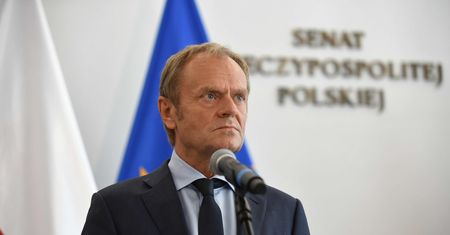 Powrót Tuska. Polityk Lewicy mówi o "głupiej wojnie"