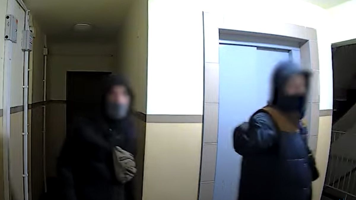 Tajemniczych mężczyzn uchwyciła na klatce schodowej ukryta kamera