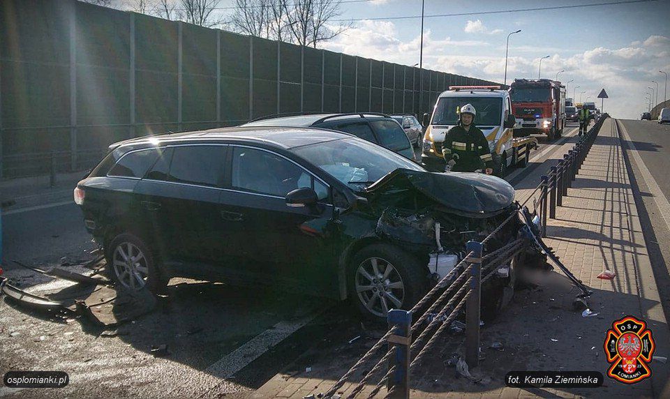 Zderzenie sześciu aut w Łomiankach. Ogromny korek w kierunku stolicy