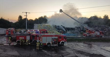 Płonie wysypisko śmieci. "Mieszkańcy mają zamknąć okna i drzwi"