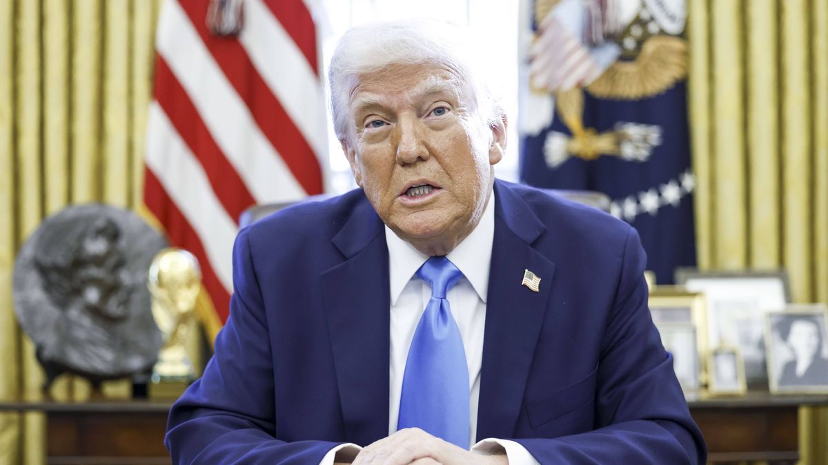 US President Trump signs executive order in the Oval Office
epa11875441 US President Donald Trump talks to reporters as he signs a series of executive orders in the Oval Office of the White House in Washington, DC, USA, 04 February 2025.  EPA/SHAWN THEW / POOL 
Dostawca: PAP/EPA.
SHAWN THEW / POOL
White House, Trump, Executive Orders, Oval Office
