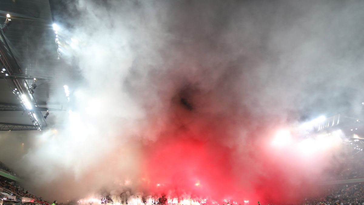 Zadymienie stadionu Legii Warszawa podczas meczu z Górnikiem Zabrze