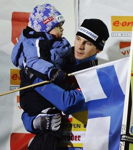 Janne Ahonen z synem Mico na rękach. Zdjęcie zrobione w styczniu 2005 roku. Źródło: Getty Images/Sandra Behne
