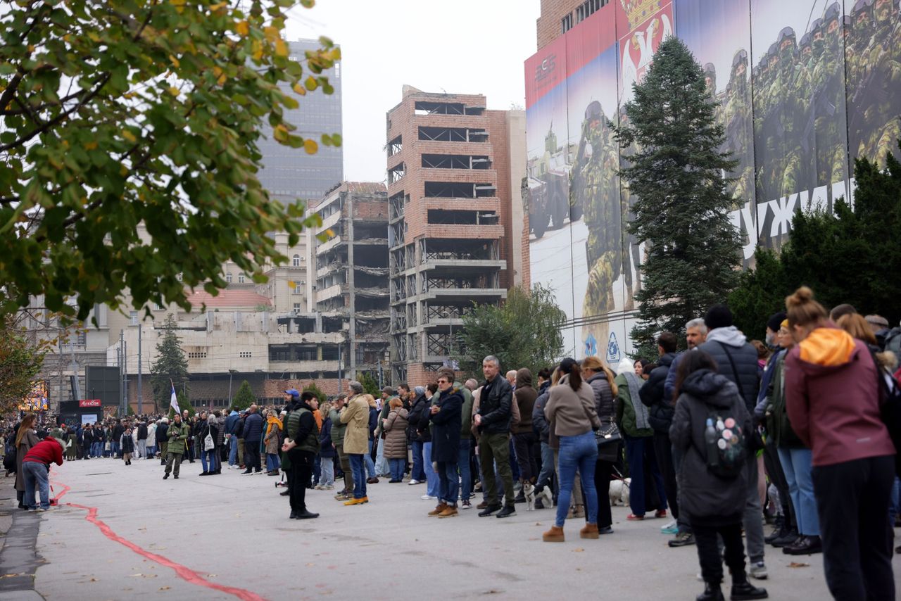 "Żywa tarcza" w Belgradzie. Protest przeciw projektowi zięcia Trumpa