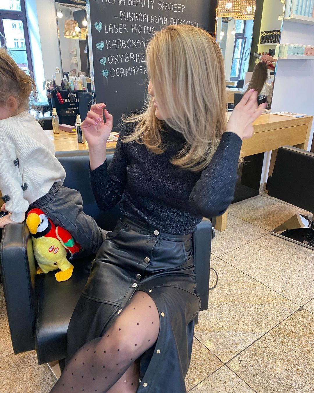 Paulina Sykut u fryzjera z Różą