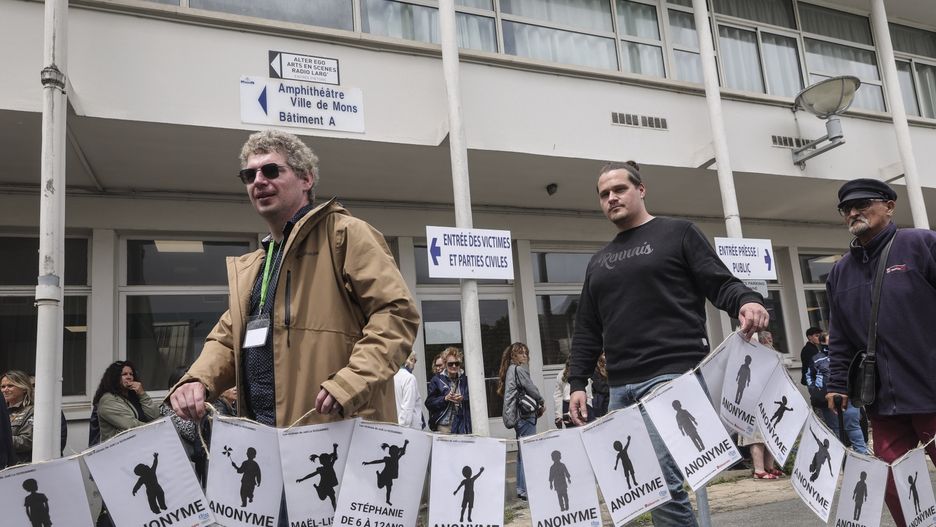 Ofiary z transparentami w dniu ogłoszenia wyroku
