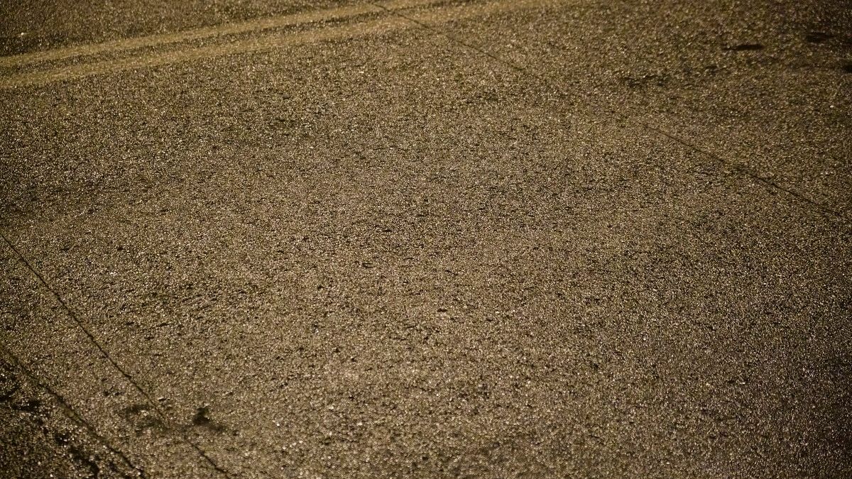 Marznący deszcz sprawił, że na drogach i chodnikach jest ślisko