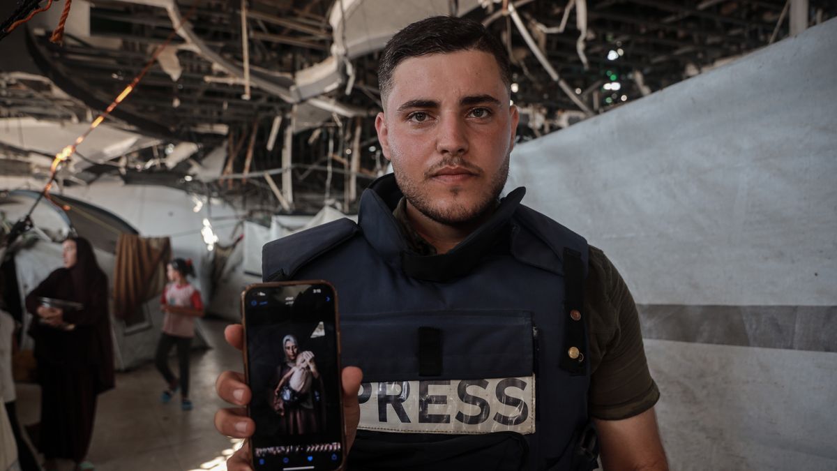 GAZA CITY, GAZA - JULY 25: AA freelance journalist Ahmed Jihad Ibrahim Al-arini continues his work in Gaza to document the humanitarian crisis faced by displaced Palestinians and their struggle to obtain food in Gaza Strip on July 25, 2025. Journalists continue their work despite difficult conditions in order to report Israel's use of starvation as a weapon. (Photo by Abdalhkem Abu Riash/Anadolu via Getty Images)