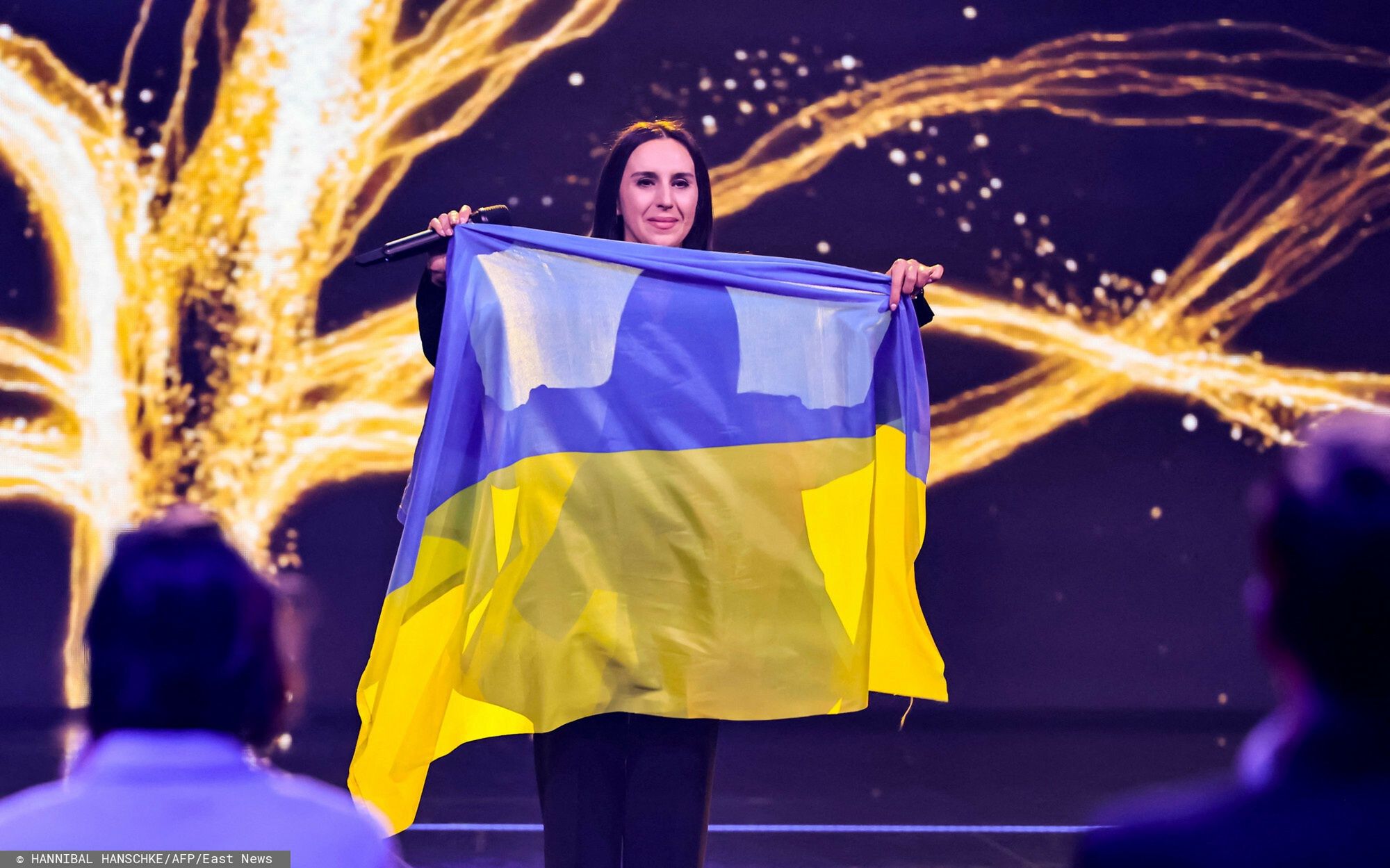 znani arch9
Ukrainian singer acomposer Jamala, who won the 2016 Eurovision Song Contest for her song "1944" and fled the war in her country, displays an Ukrainian flag as she performs her then winning song at the German preliminary round 'Germany 12 Points' of the Eurovision Song Contest (ESC) in Berlin, Germany, on March 4, 2022. (Photo by Hannibal Hanschke / POOL / AFP)
HANNIBAL HANSCHKE