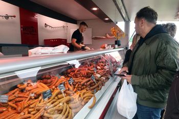 Prawda o naszej fałszywej oszczędności. Marnujemy mnóstwo jedzenia