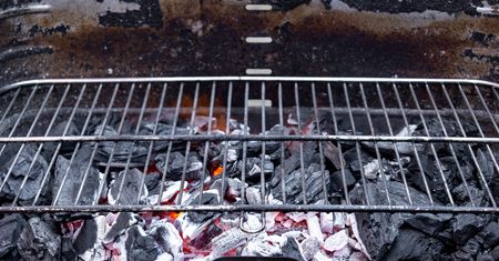 Nałóż na ruszt i wyszoruj. Grill będzie czysty jak nigdy