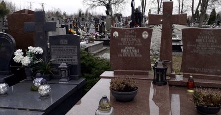 Mazowieckie. Kradli krzyże, litery i zdobienia z nagrobków. Trafiały na skup złomu