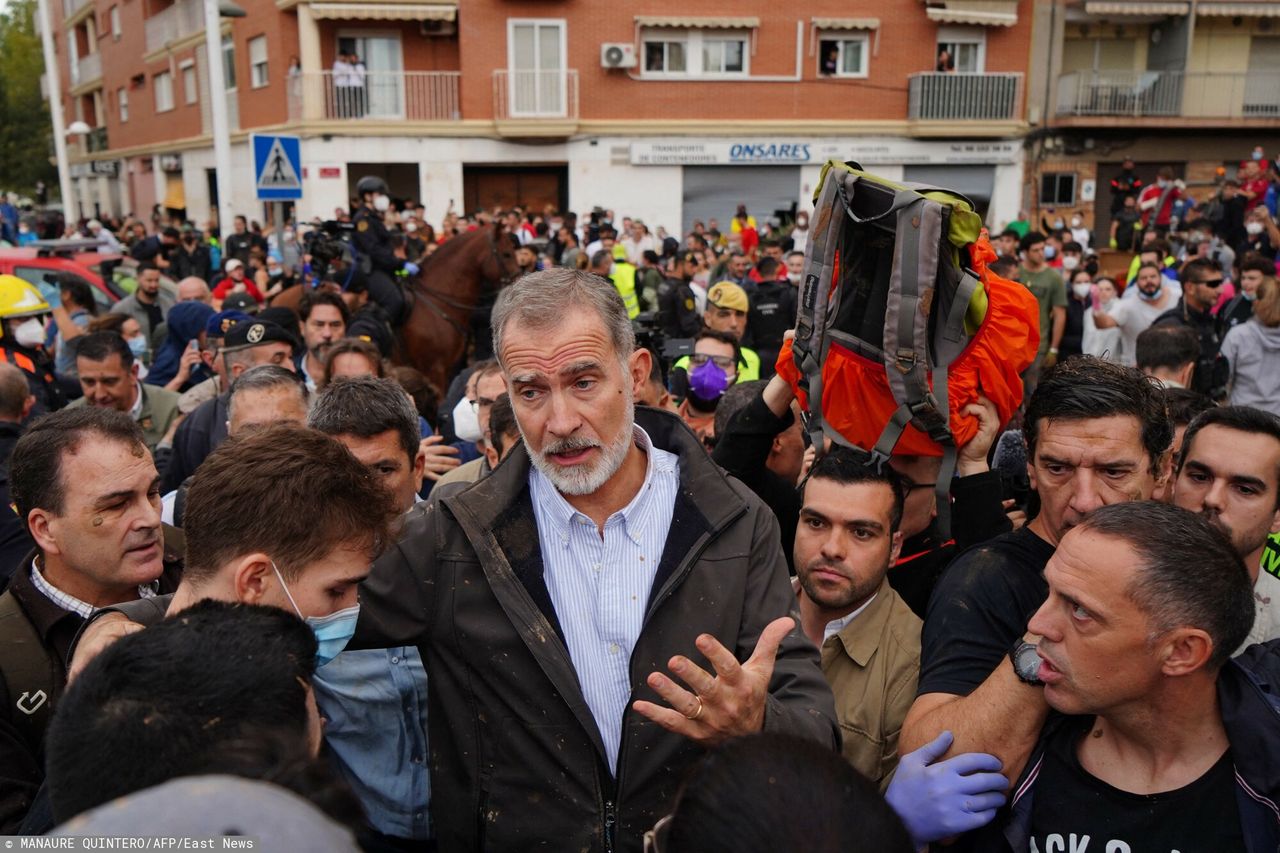 Spanish royals pelted with mud by flood victims