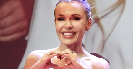 Na scenę weszła bez spodni. W rajstopach wycięła dziurę
