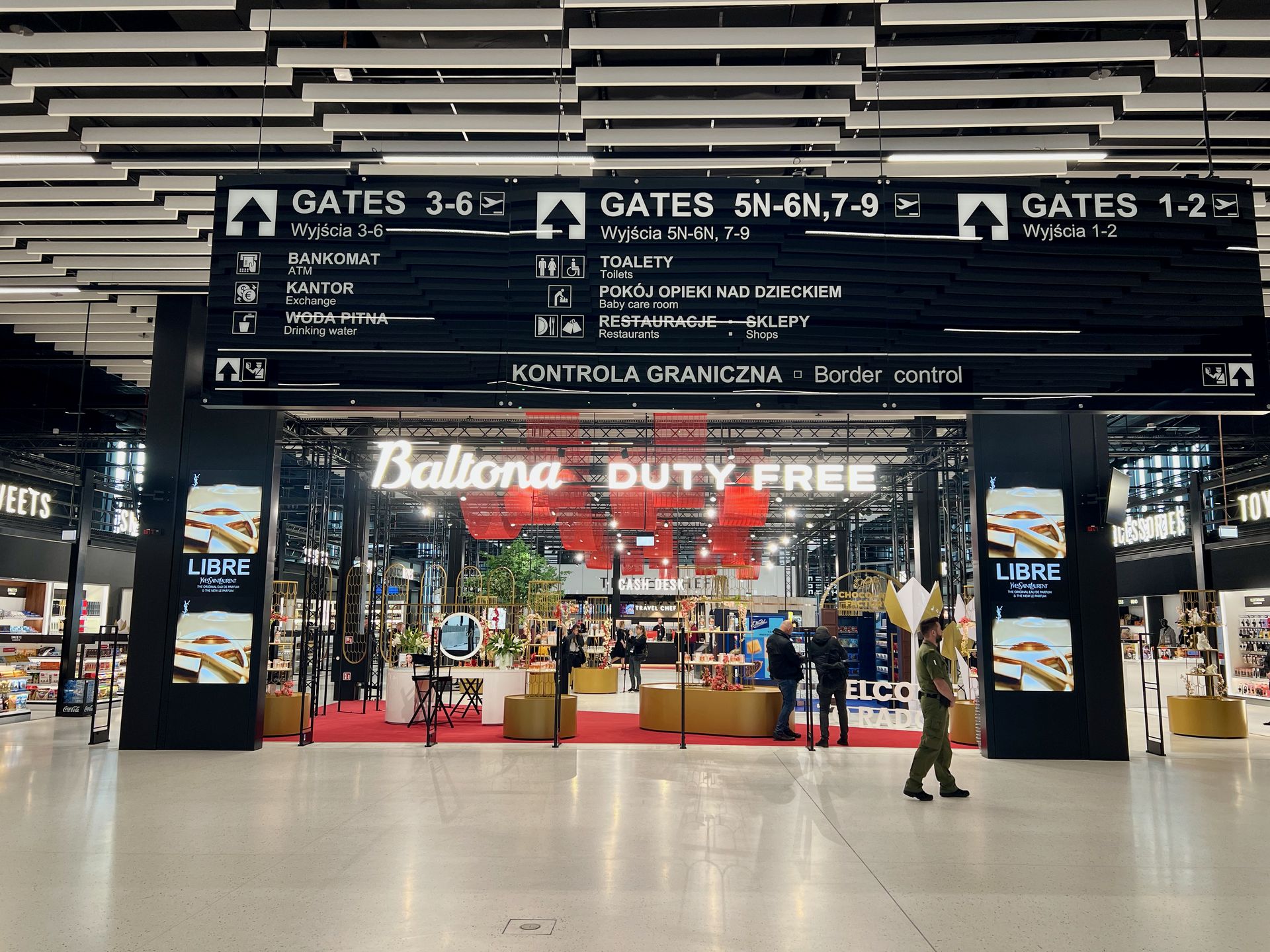 Strefa handlowa zaczyna się zaraz za bramkami kontroli bezpieczeństwa