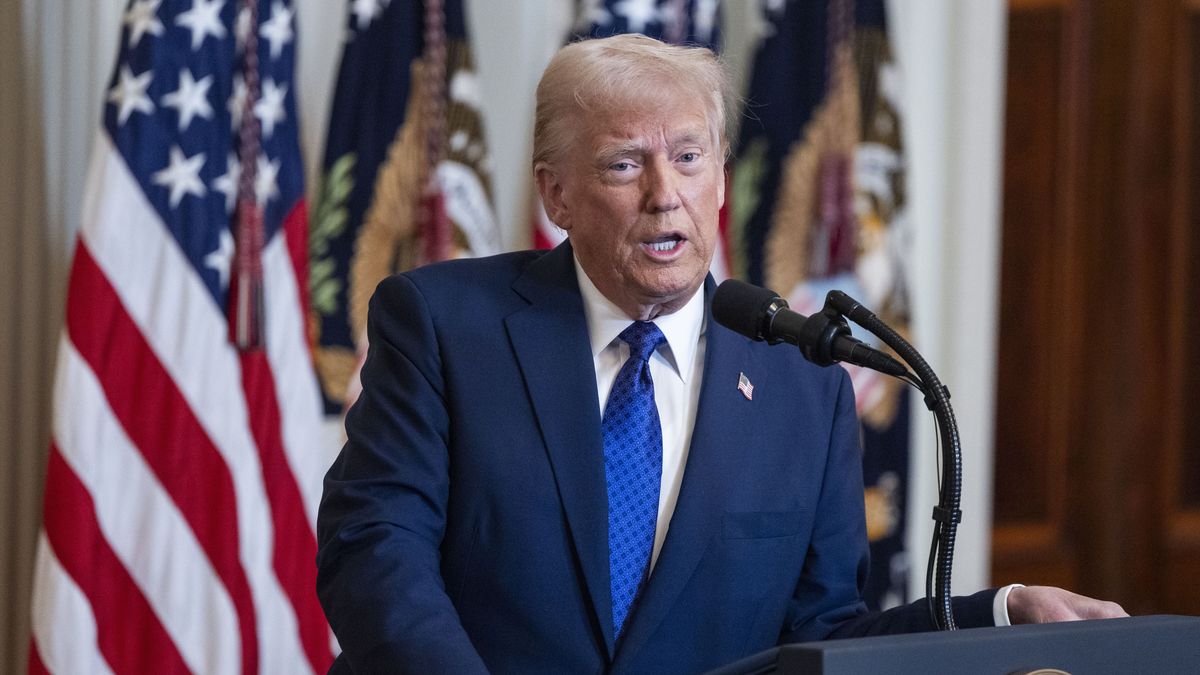 US President Donald Trump speaks before signing the Laken Riley Act in the East Room of the White House in Washington, DC, USA, 29 January 2025. The law, named after a Georgia student murdered by an undocumented immigrant is the first bill of the second Trump administration. EPA/JIM LO SCALZO / POOL Dostawca: PAP/EPA.