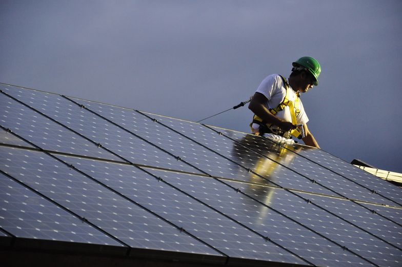 Raport Greenpeace: w 2050 r. świat zasilany wyłącznie energią z OZE