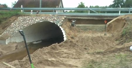 Ulewa uszkodziła most w miejscowości Barczewko w woj. warmińsko-mazurskim
