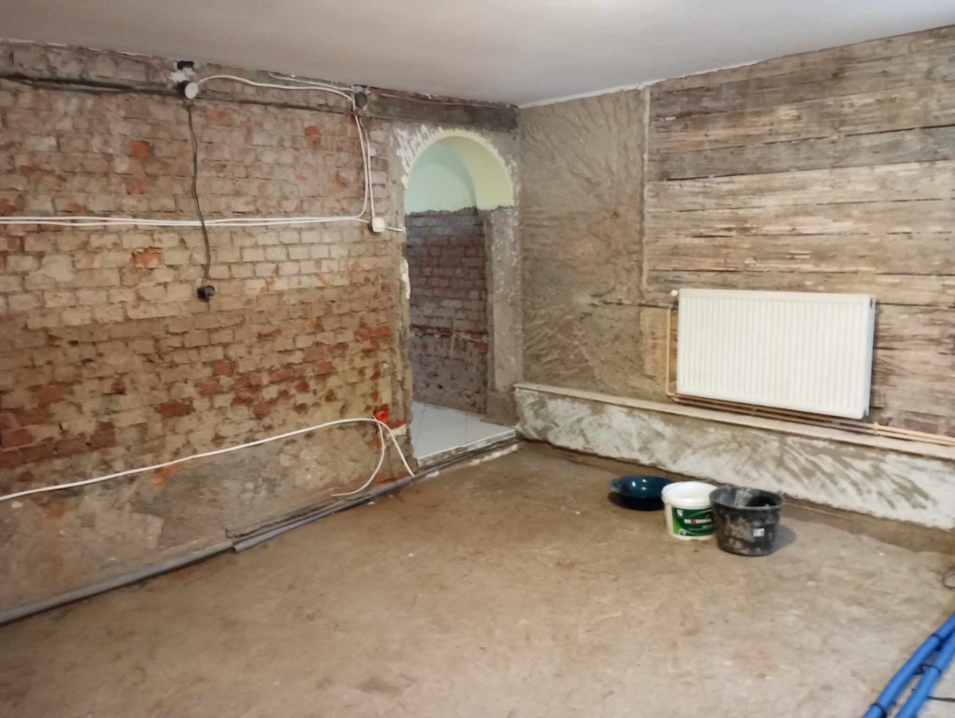 W mieszkaniu pana Jarosława trwa osuszanie ścian. Remont wiosną