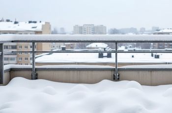 Lepiej zabierz się za odśnieżanie balkonu. Prawo budowalne mówi wprost