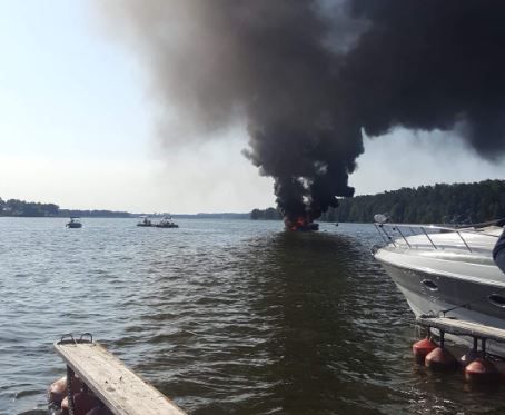 Mikołajki: pożar łodzi na jeziorze