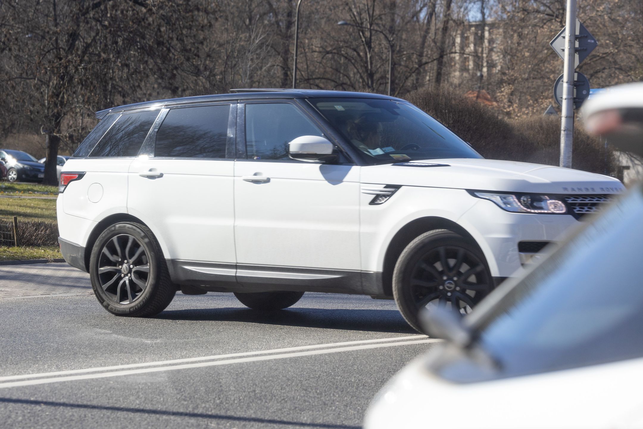 Beata Ścibakówna walczy z wiatrem i  łamie przepisy drogowego