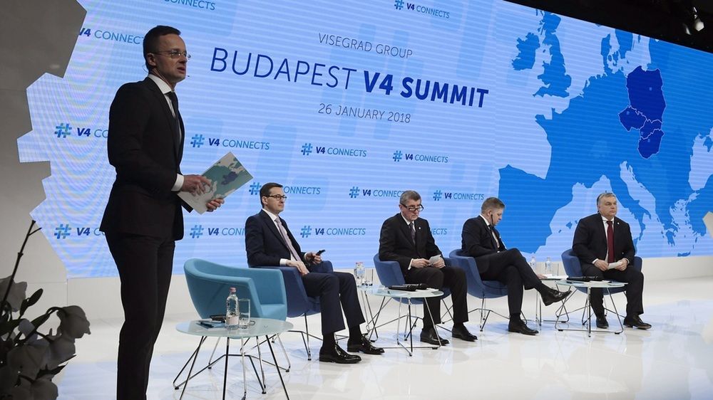 Nie mając kapitału wpadliśmy w konsumpcjonizm lat 90. I wyprzedaliśmy znaczną część naszej gospodarki - powiedział Morawiecki.