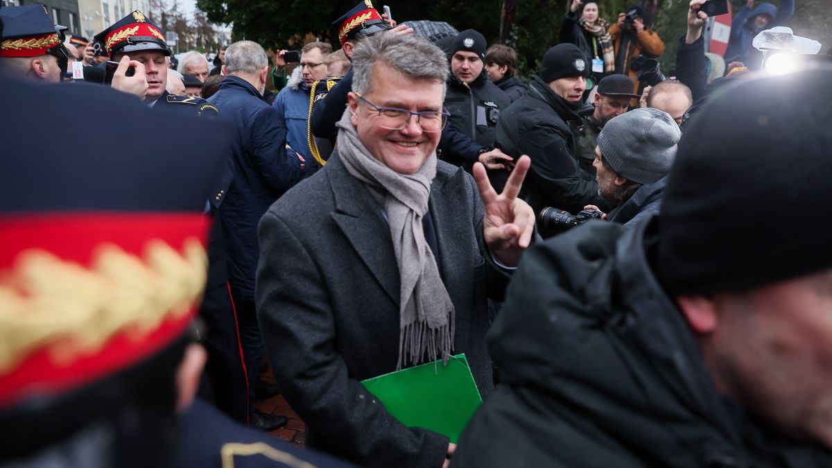 Warszawa, 07.02.2024. Polityk PiS Maciej Wąsik (C) przed Sejmem w Warszawie, 7 bm. Mariusz Kamiński i Maciej Wąsik zapowiedzieli swój udział w posiedzeniu izby. (sko) PAP/Leszek Szymański