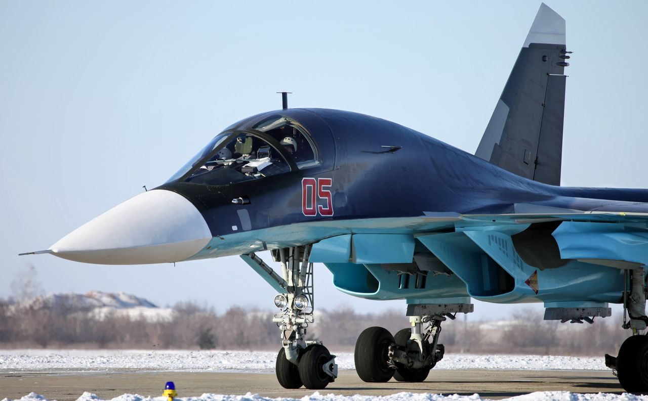 Uszkodzony Su-34. Rosyjski samolot ucierpiał w wyniku kolizji drogowej