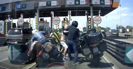 Wrocław. Bójka na bramkach na A4. Czeski kierowca zaatakował motocyklistę!