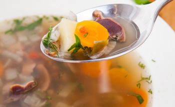 Taką zupę gotowały nasze babcie. Rozgrzewa i syci jak rosół, ale główny składnik budzi dziś niesmak